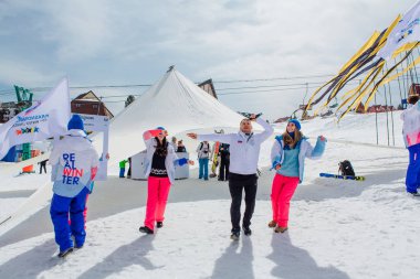 Sheregesh, Kemerovo bölgesi - 6 Nisan 2018. Gençler Dünya Üniversite Oyunları 2019 yamaçta üniforma altında markalı. Krasnoyarsk Dünya Üniversite Oyunları 2019 bölgenin promo.