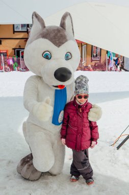 Sheregesh, Kemerovo bölgesi - 6 Nisan 2018. U-Laika Dünya Üniversite Oyunları küçük bir kız sarılma 2019 sembolü. Krasnoyarsk Dünya Üniversite Oyunları 2019 bölgenin promo.