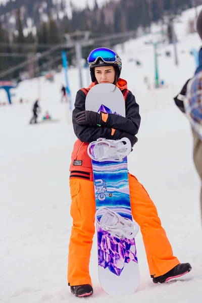 Sheregesh, Region Kemerowo, Russland - 7. April 2018: junge Snowboarderin steht auf der Piste — Stockfoto