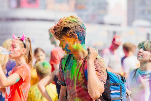 Подростки на фестивале Холи. Молодые люди с разноцветным порошком голи . — стоковое фото