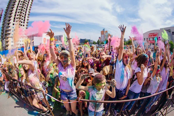 Adolescentes en el festival Holi. Jóvenes arrojando polvo de holi colorido . — Foto de Stock