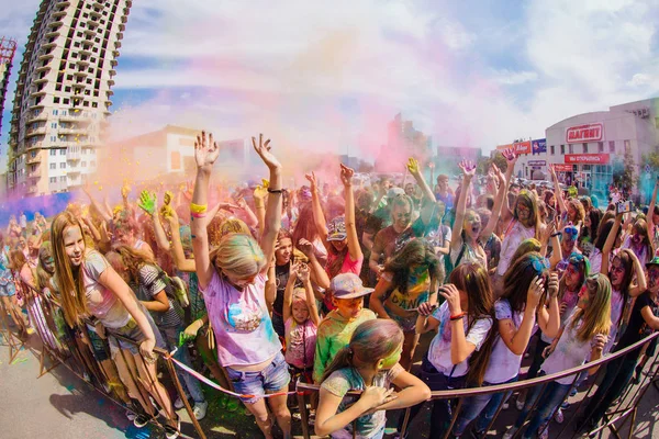 Adolescentes no festival Holi. Jovens jogando fora colorido holi em pó . — Fotografia de Stock