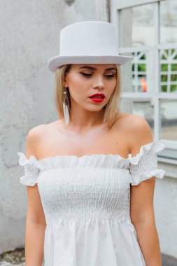 Eski beyaz vintage kapı ve ayna pencere yanında beyaz silindir şapka durduğunu içinde seksi modern gelin.