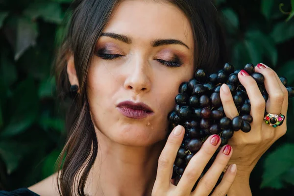Portrait Young Sexy Brunette Black Dress Biting Black Grapes — Stock Photo, Image