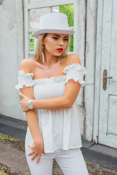 Sexy Sposa Moderna Cappello Cilindro Bianco Piedi Accanto Alla Vecchia — Foto Stock