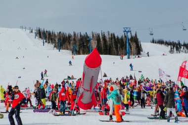 Sheregesh, Kemerovo bölgesi, Rusya Federasyonu - 22 Nisan 2017: Grelka Fest Kayak, snowboard binici karnaval kılık için spor ve eğlence etkinliği olduğunu. Gençler İngiliz Kraliyet Muhafızlar kostümleri