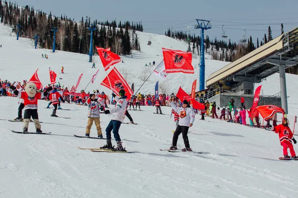 Sheregesh ケメロヴォ地域 ロシア 2018 Grelka スキーおよびスノーボードの競技者のスポーツおよび娯楽活動 ホッケー チーム メタルーグ シャツが山の斜面の若者たち — ストック写真