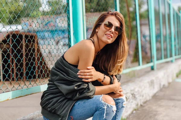 Fashion Portrait Trendy Young Woman Wearing Sunglasses Jeans Halls Bomber — Stock Photo, Image