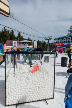 Sheregesh, Kemerovo bölgesi, Rusya Federasyonu - 06 Nisan 2018: Hhappy küçük kız beyaz plastik ile kuru havuza atlama topları açık havada.