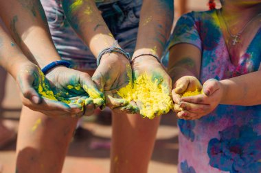 Bir grup genç insanlar golding holi toz renkleri Holi festival hakkında