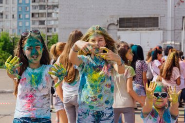 Novokuznetsk, Kemerovo bölgesi, Rusya Federasyonu-Ağustos 04, 2018:: Renkler Rusya, Novokuznetsk 04 Ağustos, 2018 Holi festival hakkında gençlerin bir grup.