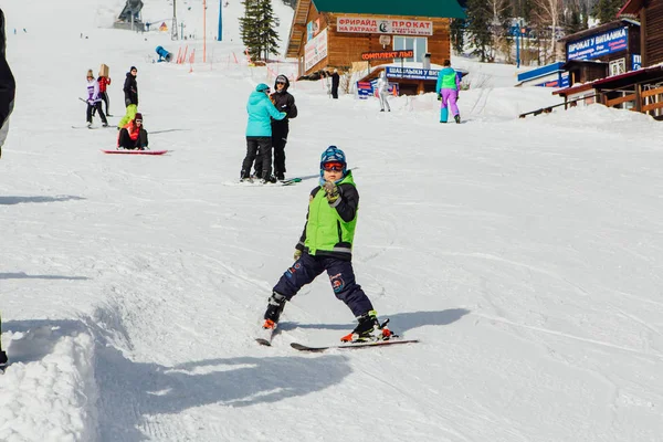 Sheregesh Mountain Shoria Región Kemerovo Rusia Abril 2018 Niño Movimiento — Foto de Stock