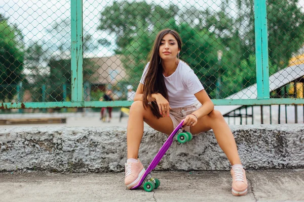 Verão Estilo Vida Imagem Moda Muito Jovem Sentada Lado Skate — Fotografia de Stock