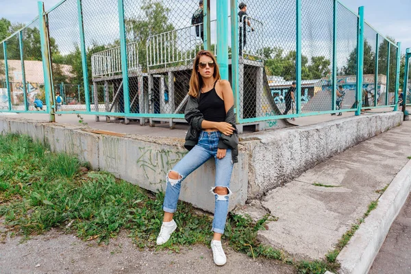 Modeporträt Einer Trendigen Jungen Frau Mit Sonnenbrille Jeans Und Bomberjacke — Stockfoto