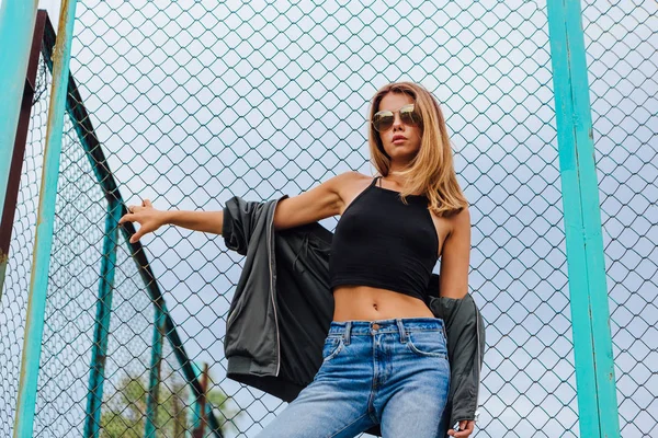 Modeporträt Einer Trendigen Jungen Frau Mit Sonnenbrille Jeans Und Bomberjacke — Stockfoto