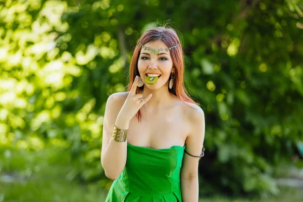 Портрет Красивой Молодой Азиатки Зеленом Платье Диадеме Голове Держащей Кусок — стоковое фото