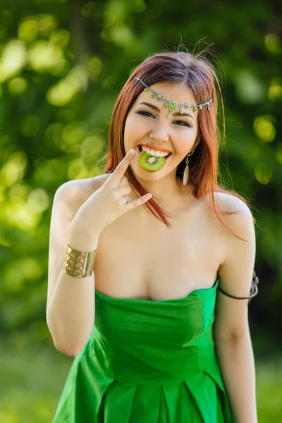 Portret Van Een Mooie Jonge Aziatische Vrouw Groene Jurk Diadema — Stockfoto
