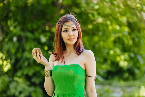 Portret Pięknej Młodej Kobiety Azjatki Ubrani Jak Księżniczka Kiwi Świeże — Zdjęcie stockowe