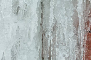 Kışın çok büyük ve tehlikeli buz sarkıtları yakın çekim