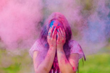 Renkli sıçraması veya holi tozu açık havada bulutlar kadın duruyor