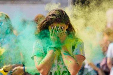 Renkli sıçraması veya holi tozu açık havada bulutlar kadın duruyor