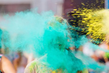 Novokuznetsk, Kemerovo bölgesi, Rusya Federasyonu-Ağustos 04, 2018:: Genç kızla holi toz renkleri Rusya, Novokuznetsk 04 Ağustos, 2018 Holi festival hakkında.