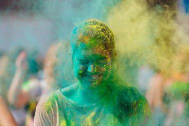 Novokuznetsk, Kemerovo bölgesi, Rusya Federasyonu-Ağustos 04, 2018:: Genç kızla holi toz renkleri Rusya, Novokuznetsk 04 Ağustos, 2018 Holi festival hakkında.