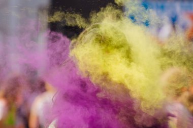 Renkli sıçraması veya holi tozu açık havada bulutlar kadın duruyor