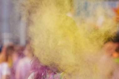 Renkli sıçraması veya holi tozu açık havada bulutlar kadın duruyor
