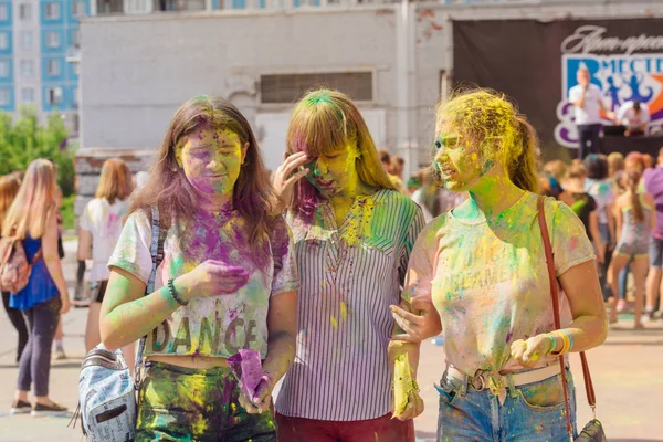 Novokuznetsk Región Kemerovo Rusia Agosto 2018 Grupo Jóvenes Festival Colores — Foto de Stock