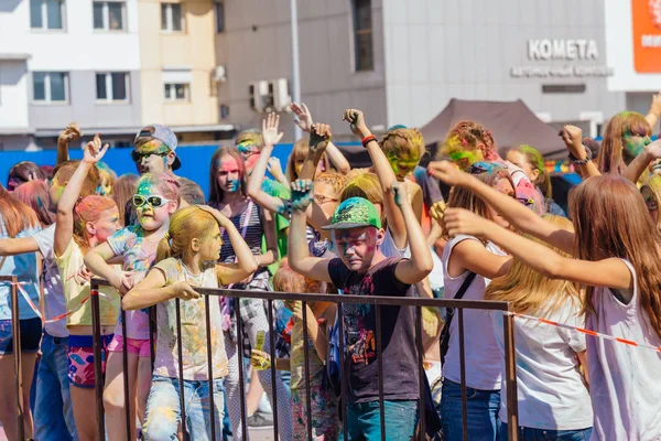 Novokuznetsk Región Kemerovo Rusia Agosto 2018 Grupo Jóvenes Festival Colores — Foto de Stock