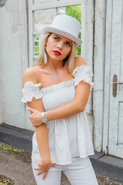 Eski beyaz vintage kapı ve ayna pencere yanında beyaz silindir şapka durduğunu içinde seksi modern gelin.