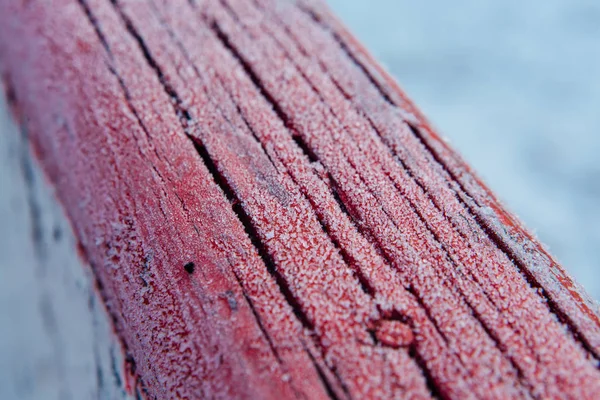 清晨的木板上覆盖着冰晶 — 图库照片