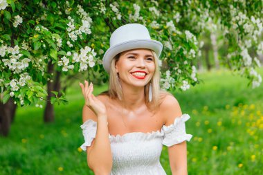 Beyaz silindir şapka enjoing bloomin elma ağacı çıtır seksi modern gelin