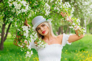 Beyaz silindir şapka enjoing bloomin elma ağacı çıtır seksi modern gelin