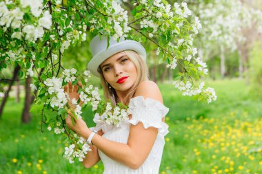 Beyaz silindir şapka enjoing bloomin elma ağacı çıtır seksi modern gelin