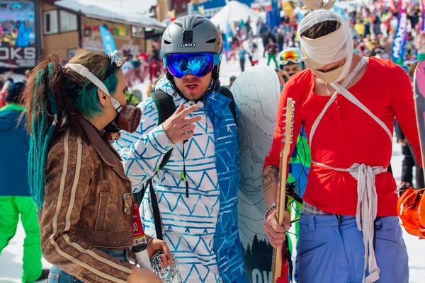 Sheregesh 케메로보 러시아 2018 Grelka 페스트 카니발 의상에서 스키와 스노우보드 — 스톡 사진