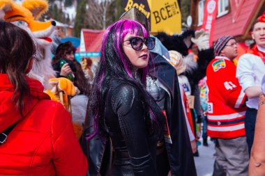 Sheregesh, Kemerovo bölgesi, Rusya Federasyonu - 7 Nisan 2018: Grelka Fest olduğunu karnaval kılık kayak ve snowboard binici için bir spor ve eğlence aktivite. Gençler karnaval kostümleri.