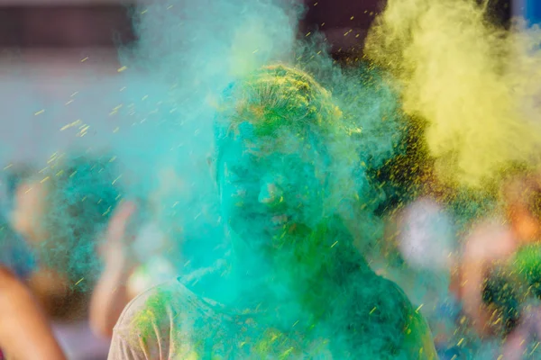 Novokuznetsk, Kemerovo bölgesi, Rusya Federasyonu-Ağustos 04, 2018:: Genç kızla holi toz renkleri Rusya, Novokuznetsk 04 Ağustos, 2018 Holi festival hakkında.