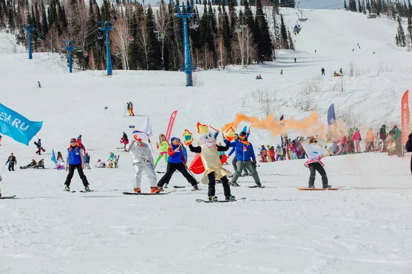 Sheregesh ケメロヴォ地域 ロシア 2018 Grelka カーニバル衣装でスキー スノーボードの競技者のスポーツおよび娯楽活動 カーニバルの衣装の若者たち — ストック写真