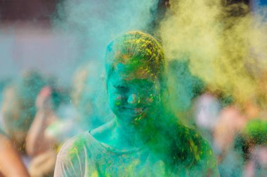 Novokuznetsk, Kemerovo bölgesi, Rusya Federasyonu-Ağustos 04, 2018:: Genç kızla holi toz renkleri Rusya, Novokuznetsk 04 Ağustos, 2018 Holi festival hakkında.