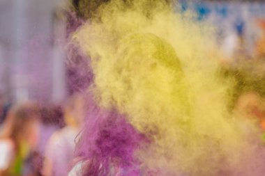 Renkli sıçraması veya holi tozu açık havada bulutlar kadın duruyor