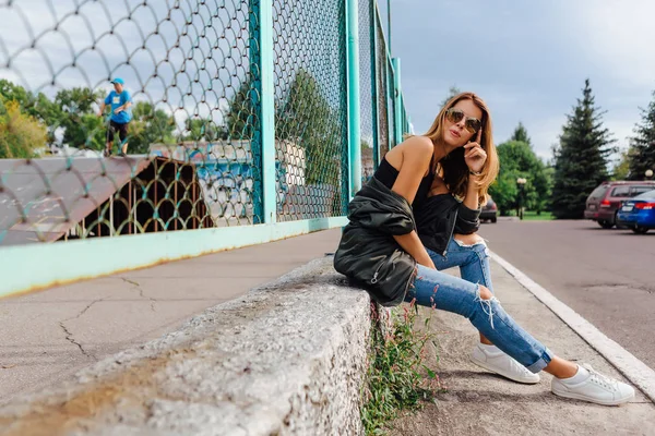 Modeportret Van Trendy Jonge Vrouw Met Zonnebril Jeans Met Hallen — Stockfoto