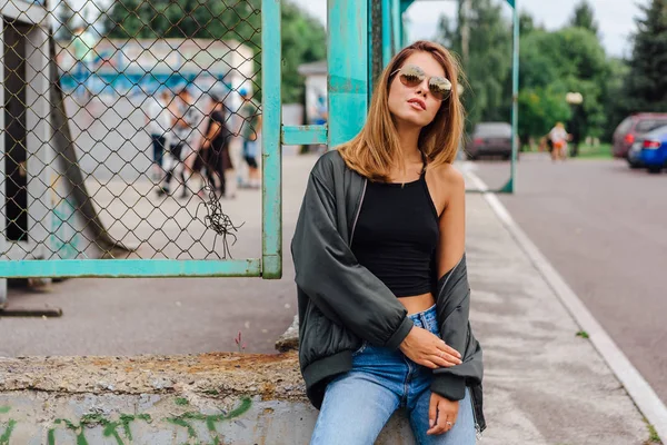 Retrato Moda Mulher Jovem Moda Usando Óculos Sol Jeans Com — Fotografia de Stock