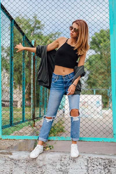 Retrato Moda Mulher Jovem Moda Usando Óculos Sol Jeans Com — Fotografia de Stock