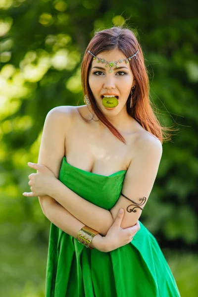 Retrato Una Hermosa Joven Asiática Vestido Verde Diadema Cabeza Sosteniendo — Foto de Stock