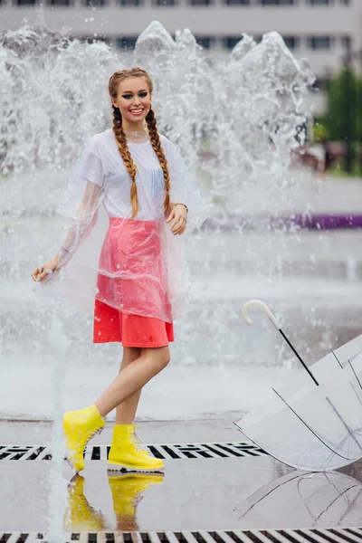 Młoda Ładna Dziewczyna Dwa Warkocze Żółte Buty Parasol Przezroczysty Stoi — Zdjęcie stockowe
