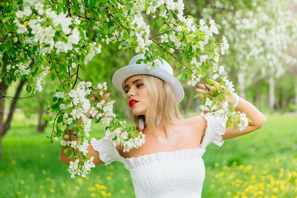 Sexy Modern Bride White Cylinder Hat Enjoing Bloomin Apple Tree — Stock Photo, Image