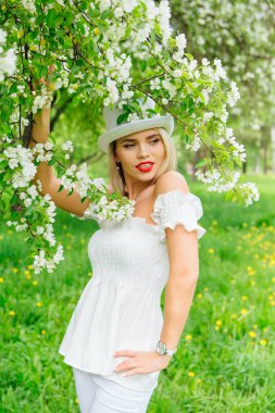 Beyaz silindir şapka enjoing bloomin elma ağacı çıtır seksi modern gelin