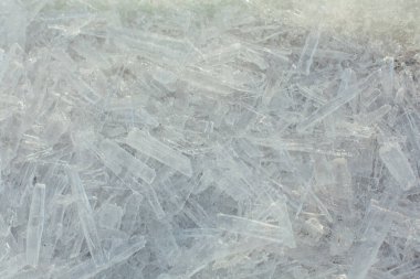 Şaşırtıcı soyut kırık buz kristalleri doku. Açık eriyen buz arka plan. Kopya alanı.